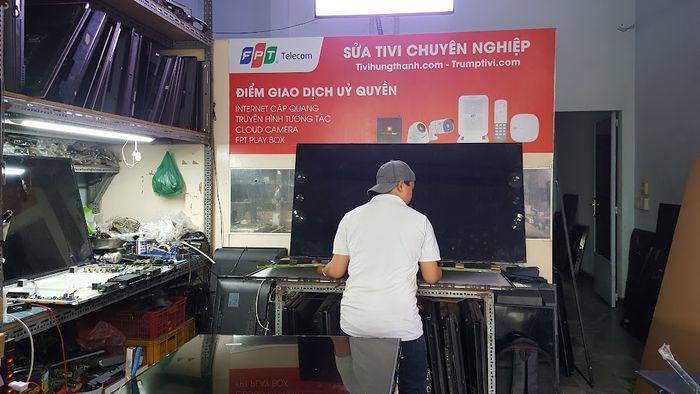 Hình ảnh đội ngũ kỹ thuật viên Hưng Thành làm việc chuyên nghiệp