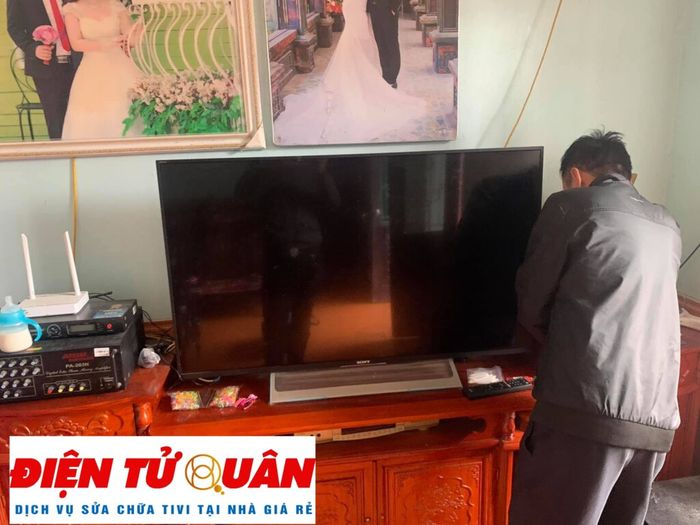Hình ảnh đội ngũ kỹ thuật Điện Tử Quân làm việc chuyên nghiệp
