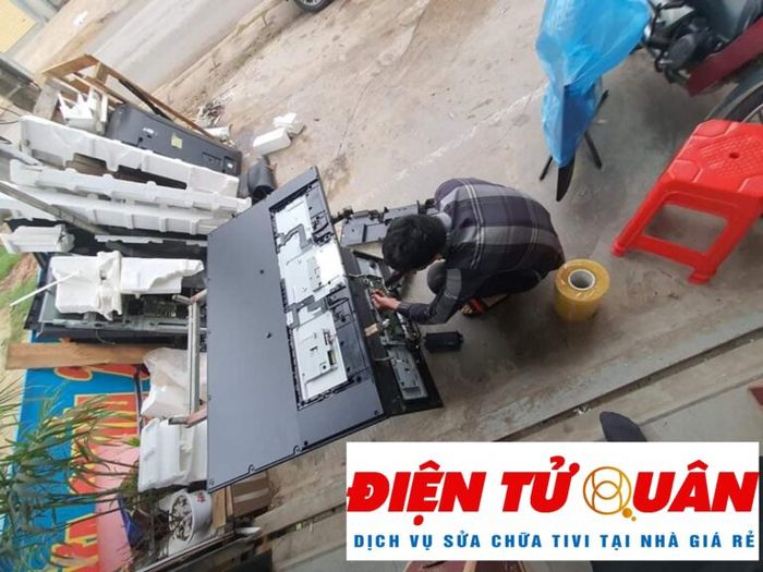 Hình ảnh thiết bị hiện đại và quy trình làm việc chuẩn tại Điện Tử Quân
