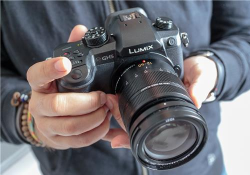 Máy Ảnh Panasonic Lumix GH5   Vario 12-35mm f/2.8 II ASPH Power O.I.S (H-HSA12035E)