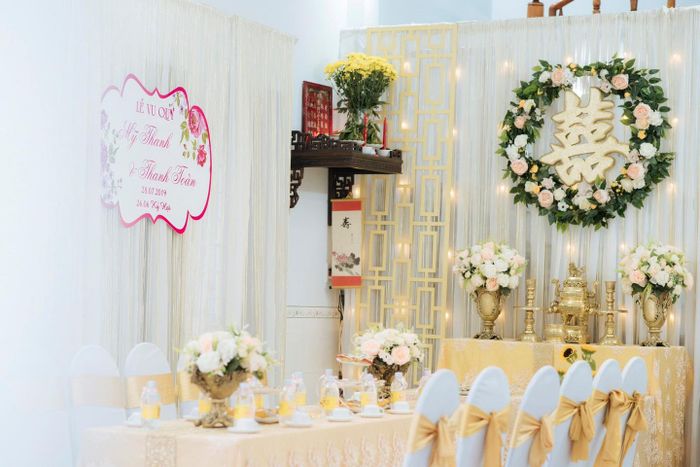 Không gian tiệc cưới ấm cúng được thiết kế bởi Hồng Phúc Wedding