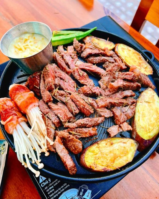 Không gian ấm cúng và món bún đậu thơm ngon tại BY TẤM