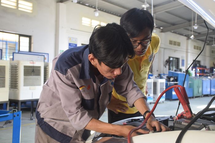 Hình ảnh xưởng thực hành hiện đại ngành công nghệ ô tô tại Trường Cao Đẳng Kỹ Nghệ II