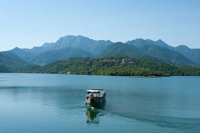 Hình ảnh minh họa đầu tiên không chỉ phản ánh sự bình dị mà còn chứa đựng những cảm xúc sâu sắc, là một phần của câu chuyện mà tác giả muốn chia sẻ. Nó không chỉ đơn giản là hình ảnh, mà còn là một biểu tượng đầy ý nghĩa, khiến người xem dễ dàng liên tưởng đến thông điệp mà tác phẩm muốn gửi gắm.