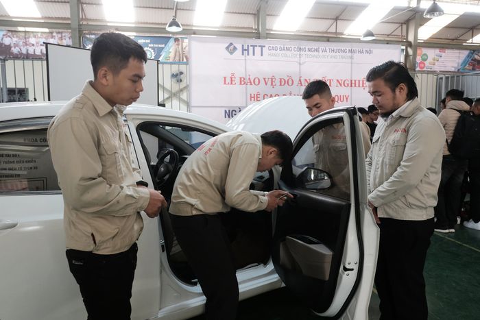 Hình ảnh sinh viên thực hành tại xưởng ô tô hiện đại của trường