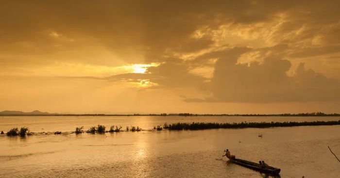 Ảnh minh hoạ được trích dẫn từ tác phẩm Tràng giang, nơi mà cảm xúc và thiên nhiên hòa quyện trong những đường nét đậm sâu, mang đến cái nhìn đầy ám ảnh về cảnh vật và tâm hồn con người.