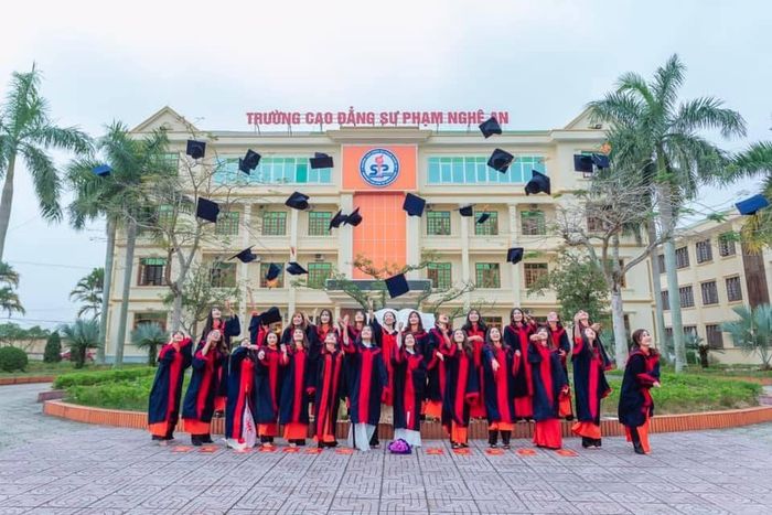 Khuôn viên rợp bóng cây xanh tại Cao đẳng Sư phạm Nghệ An