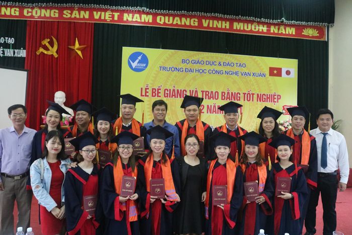 Hình ảnh giảng đường hiện đại tại Đại học Công nghệ Vạn Xuân