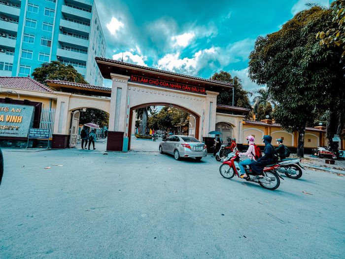 Hình ảnh toàn cảnh Trường Đại học Y khoa Vinh - ngôi trường với kiến trúc hiện đại, là nơi đào tạo những thế hệ bác sĩ tài năng cho đất nước