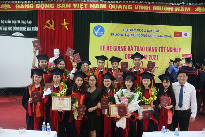 Khuôn viên xanh mát của Đại học Công nghệ Vạn Xuân