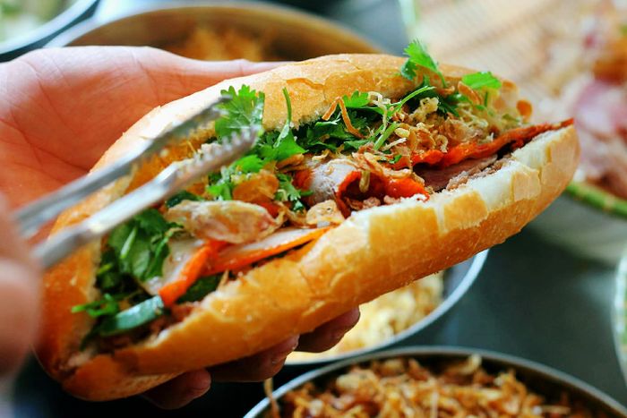 Bánh mì Lãn Ông - Tinh hoa ẩm thực 30 năm phố cổ