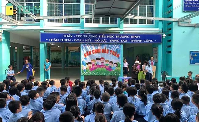 Sân trường rợp bóng cây xanh tại Trường Tiểu học Trương Định