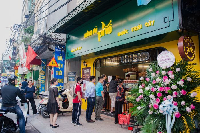 Những dòng người xếp hàng chờ thưởng thức bánh mì - Minh chứng cho sức hút ẩm thực