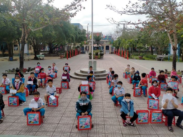 Góc sân trường đầy nắng - Trường Tiểu học Trần Quốc Toản
