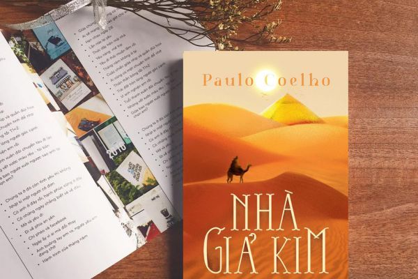 Hình ảnh bìa sách <i>Nhà Giả Kim</i> - Tác phẩm để đời của Paulo Coelho với thiết kế bìa ấn tượng, chứa đựng những triết lý nhân sinh sâu sắc.