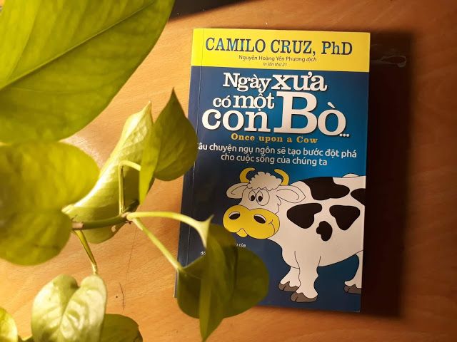 Hình ảnh bìa sách <i>Ngày Xưa Có Một Con Bò…</i> - Tác phẩm kinh điển về phát triển bản thân với thiết kế bìa ấn tượng, chứa đựng thông điệp mạnh mẽ.