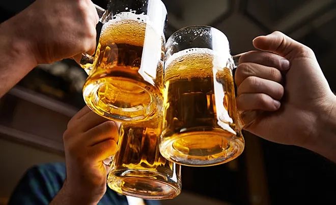 Không pha trộn thức uống có cồn với nước có ga ảnh 2