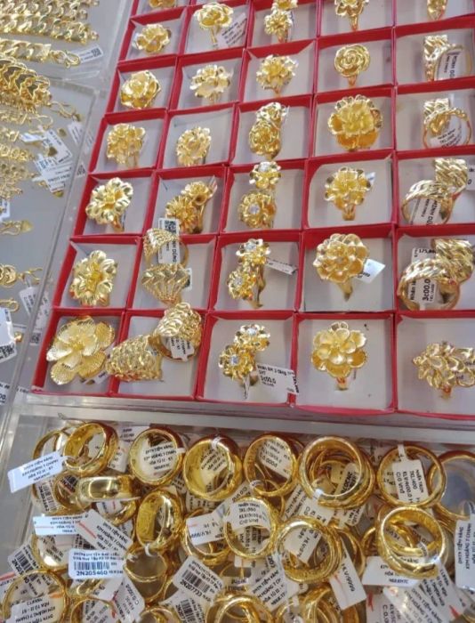 Không gian trưng bày trang sức sang trọng tại Tiệm vàng Kim Hoàng