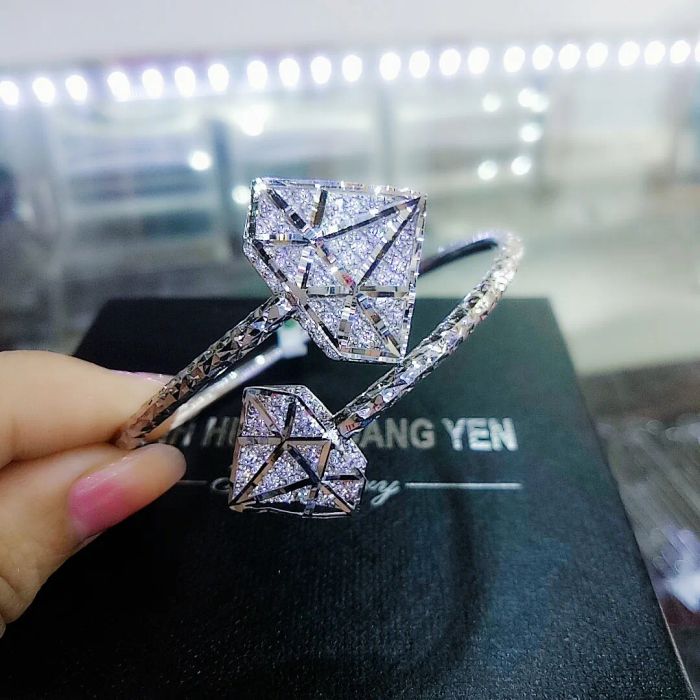 Bộ sưu tập trang sức tinh xảo tại Tiệm vàng Vinh Hưng