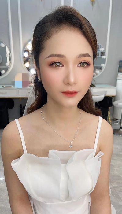 Hình ảnh 2: Cô dâu rạng rỡ với phong cách trang điểm thanh lịch tại iLus Studio