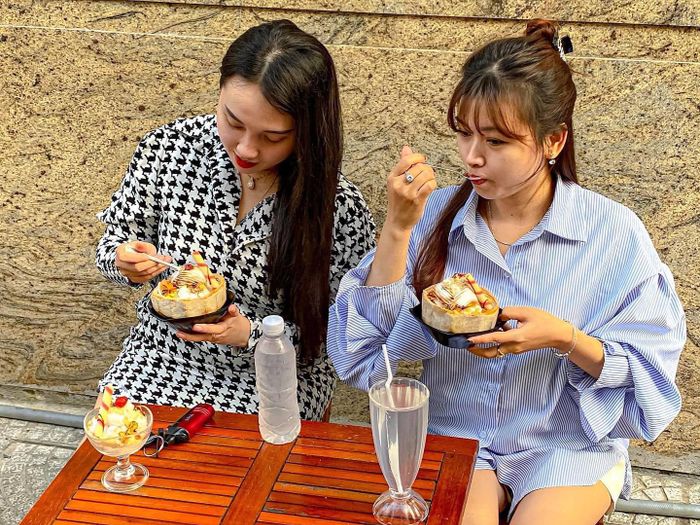 Không gian xanh mát tại Kem Dừa Mã Lai