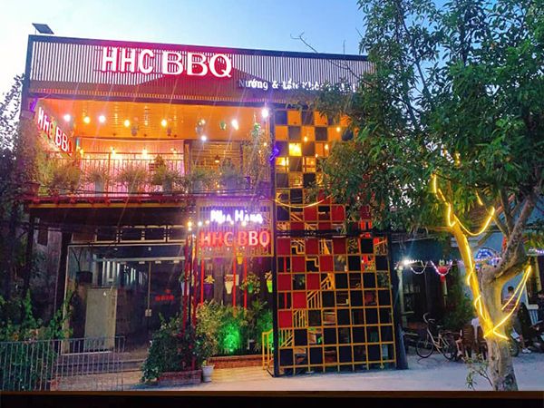 Hình ảnh: Không gian ấm cúng và các món nướng hấp dẫn tại HHC BBQ