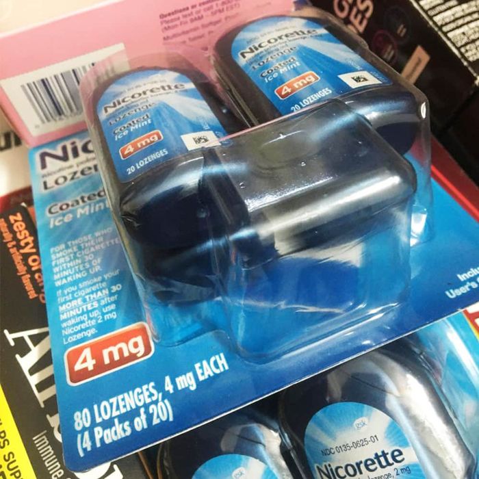 Hình ảnh cận cảnh kẹo Nicorette Lozenge Ice Mint 4mg - Thiết kế viên ngậm tinh tế