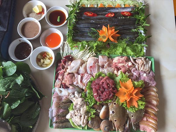 Quán 68 Quỳnh Bá ảnh 2 - Góc nhìn chân thực về bữa tiệc lẩu nướng thịnh soạn, nơi hương vị và không gian hòa quyện hoàn hảo.