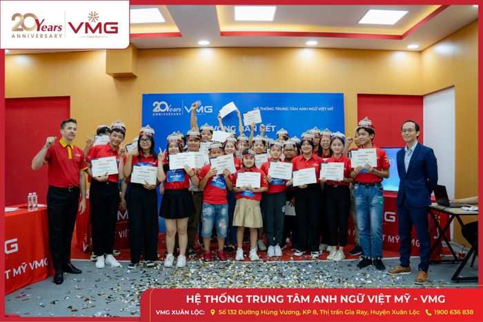 Hình ảnh học viên tương tác với giáo viên bản ngữ