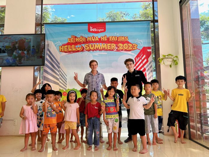 Hình ảnh học viên tương tác với giáo viên tại INS English