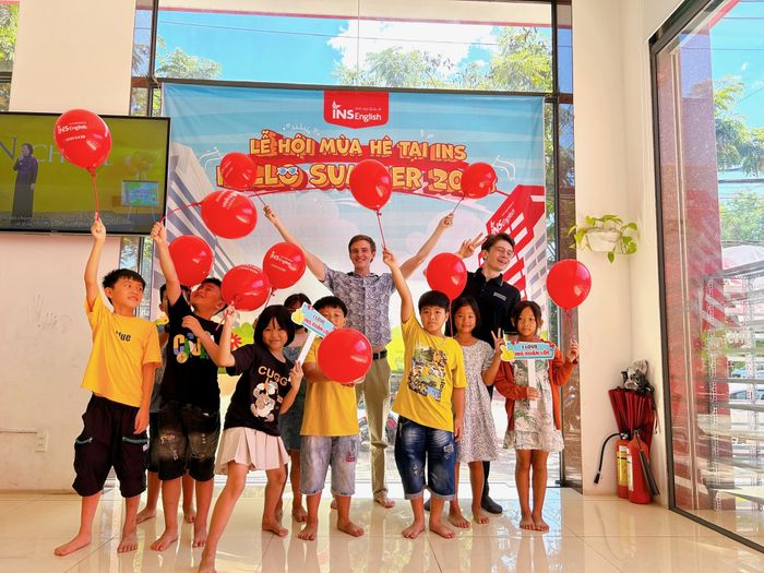 Hình ảnh lớp học hiện đại tại INS English