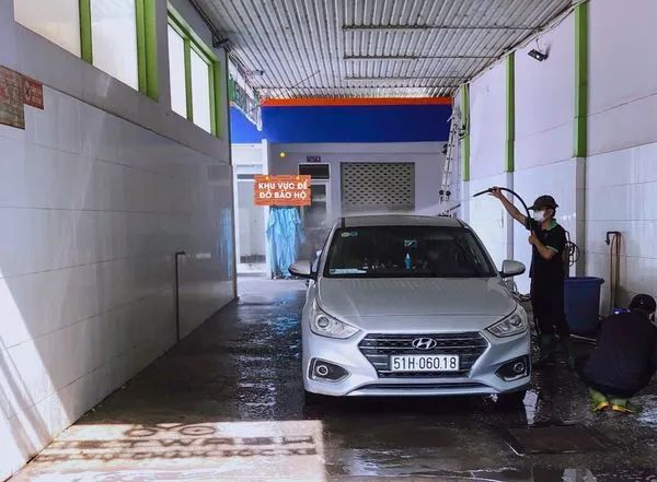 Không gian hiện đại và hệ thống máy rửa xe tự động tại VietWash