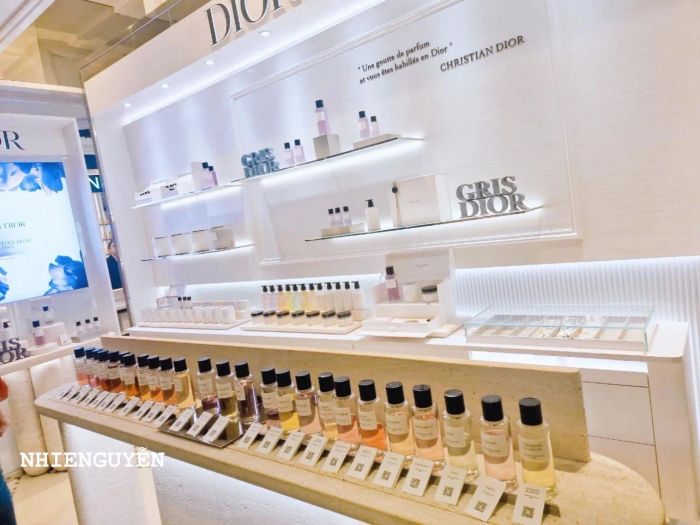 Không gian mua sắm sang trọng tại NHIE Cosmetics