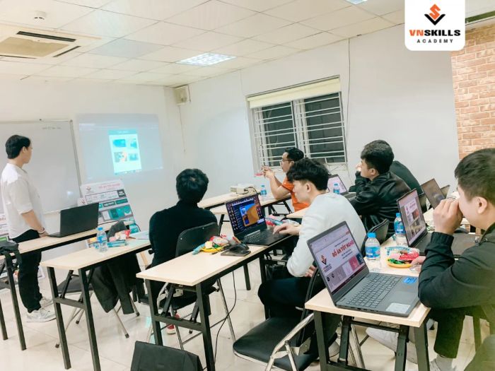 Hình ảnh giảng viên hướng dẫn thực hành AutoCAD