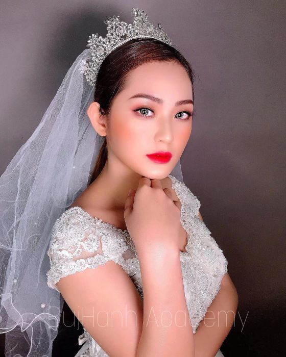 Khoảnh khắc tỏa sáng của cô dâu qua bàn tay Bùi Hạnh