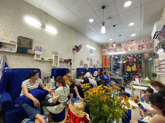 Học viên thực hành kỹ thuật nail chuyên nghiệp
