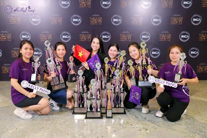 Học viên thực hành kỹ thuật nail tại Kelly Pang Nail