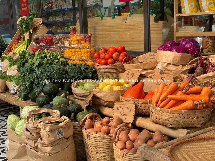 Góc trưng bày đa dạng các sản phẩm organic tại An Phú Farm