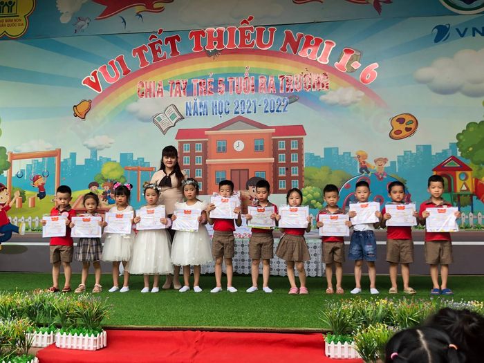 Khuôn viên rực rỡ sắc hoa của Trường Mầm non Hoa Hồng