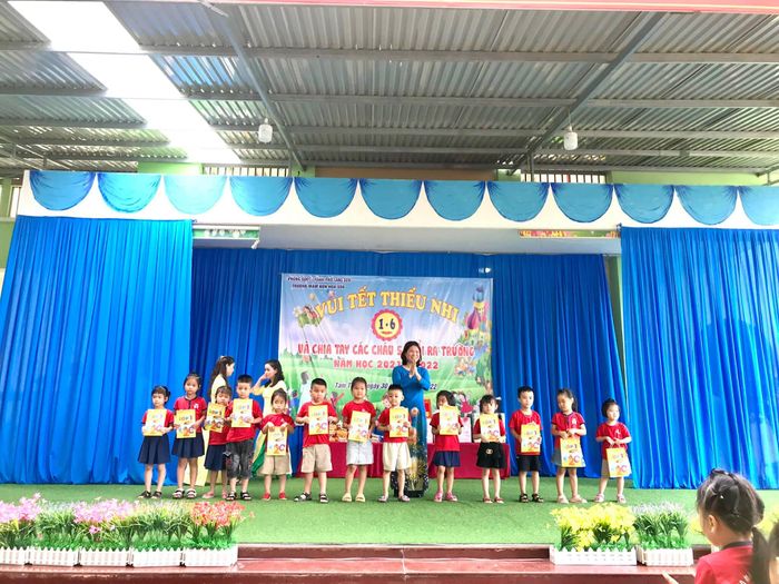 Khuôn viên xanh mát Trường Mầm non Hoa Sữa