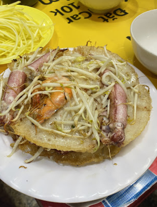 Bánh Xèo Cô Tám - Sắc vàng hấp dẫn
