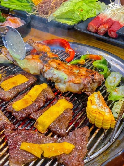 Không gian ấm cúng và các món nướng hấp dẫn tại Yolo BBQ