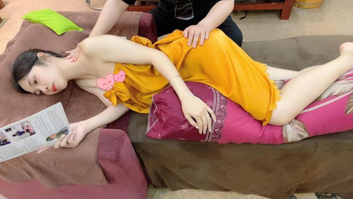Hình ảnh liệu trình massage bầu chuyên nghiệp tại Viet-Care