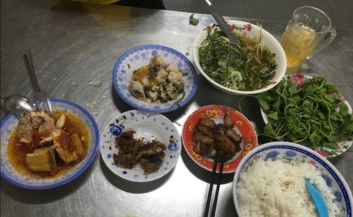 Không gian ấm cúng tại Quán Cơm Vân