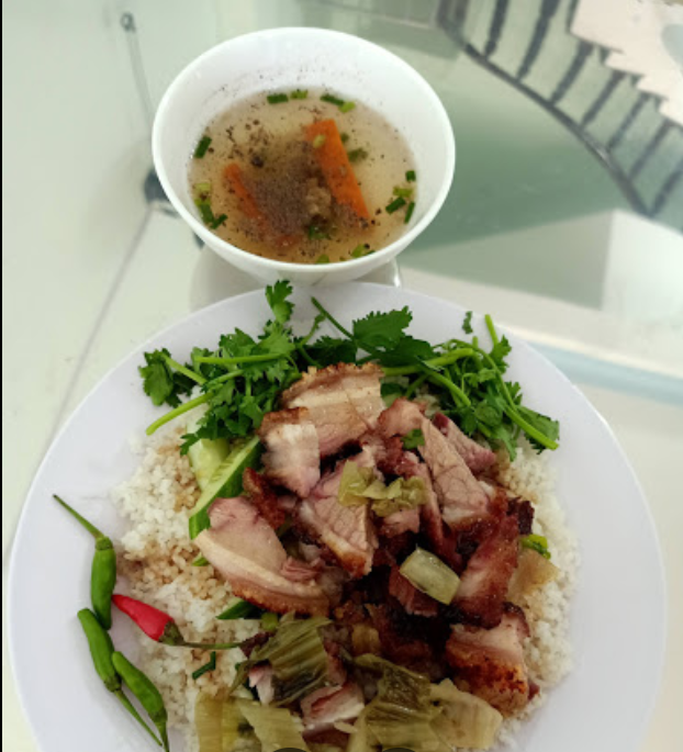Không gian ấn tượng tại Cơm Tấm Xá Xíu Gà Quay