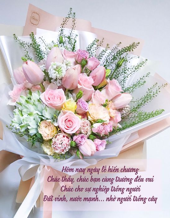 Hình ảnh minh họa: Người giáo viên tận tâm bên bục giảng