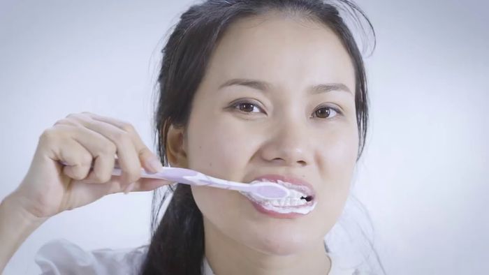 Đánh răng buổi tối giúp ngăn ngừa vi khuẩn và mảng bám gây hại cho răng miệng ảnh 1