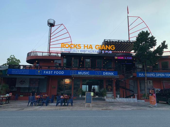 Khung cảnh đẹp mắt và những món ăn đậm chất Tây Bắc tại <strong>Rocks Hà Giang Restaurant</strong> sẽ làm bạn nhớ mãi.