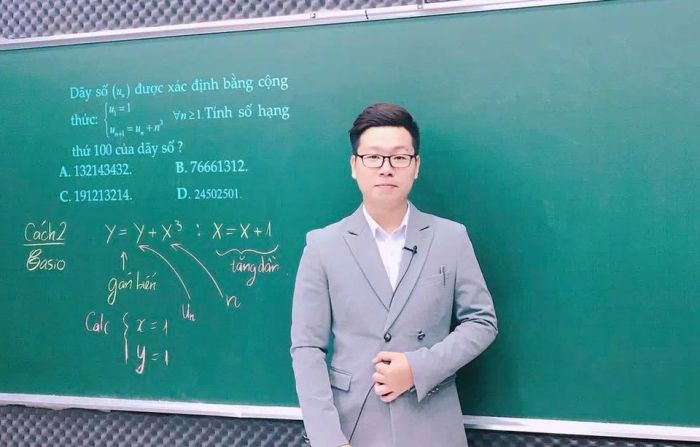 Thầy Nguyễn Tiến Đạt trong buổi livestream hướng dẫn giải đề thi