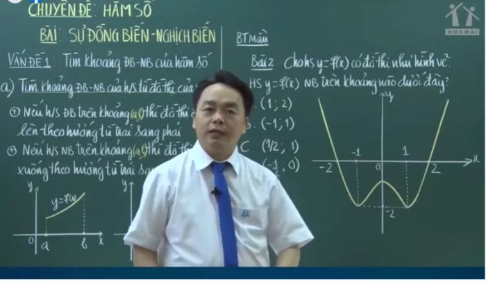 Khoảnh khắc Thầy Lê Bá Trần Phương giảng bài với phong thái điềm đạm